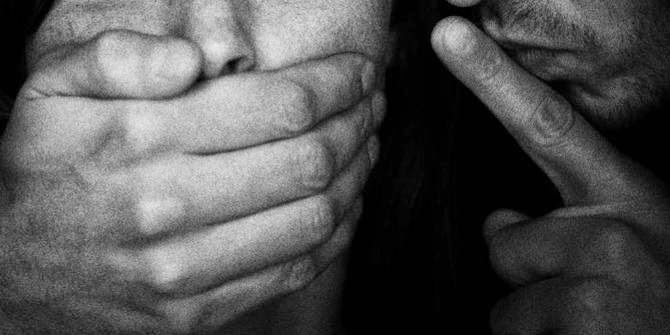 Duh, Istri Tangkap Basah Suami Sedang Cabuli Anak Tirinya Berusia 13 Tahun Sambil Nonton Tv