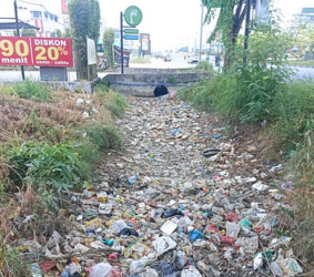 Drainase Kering Penuh Sampah, Ancaman Banjir dan Kebakaran Mengintai Pekanbaru