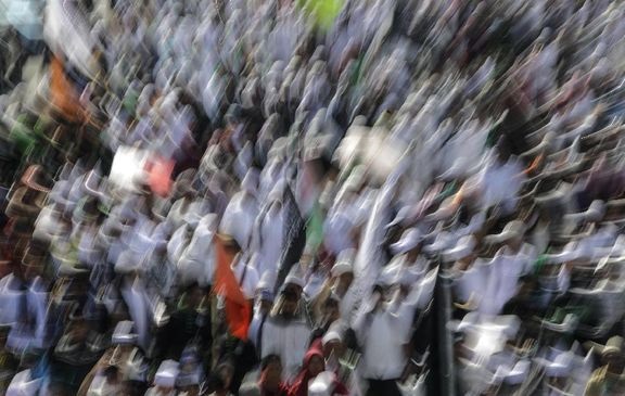 Massa FPI Kawal Pemeriksaan Bahar bin Smith di Bareskrim