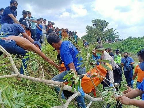 Saat Menjala Ikan Warga Temukan Sepeda Motor dan Mayat di Parit