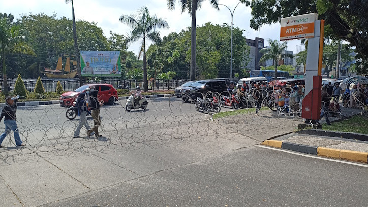 Kawat Berduri Dipasang,Gedung DPRD Riau Dijaga Ketat Jelang Demo Mahasiswa