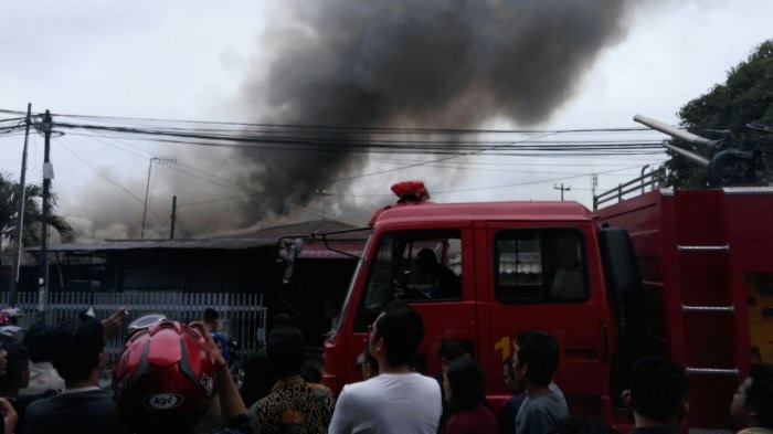Diduga Korsleting, 2 Rumah di Jalan Dahlia Pekanbaru Ludes Terbakar