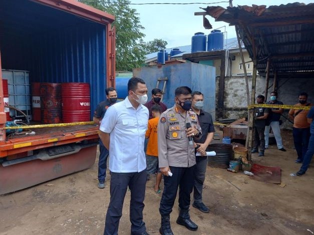 Polda Riau Gerebek Gudang Solar Oplosan