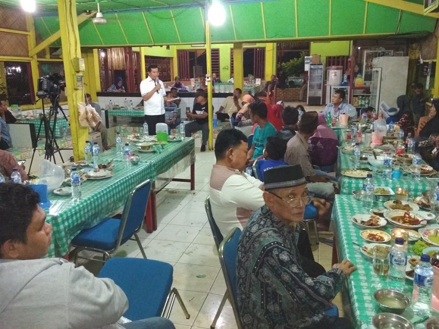 Malam Hari, Masyarakat Kandis Berkumpul Sampaikan Aspirasi ke Firdaus