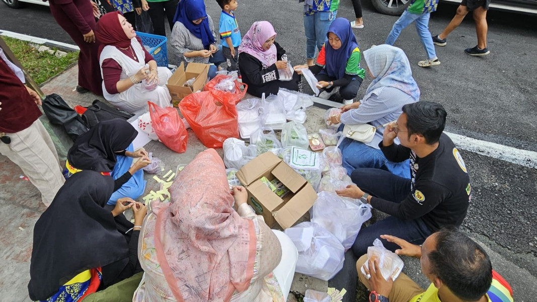 Ratusan Takjil Dibagikan Klub Sepatu Roda Bina Muda, Bukti Solidaritas di Bulan Ramadan