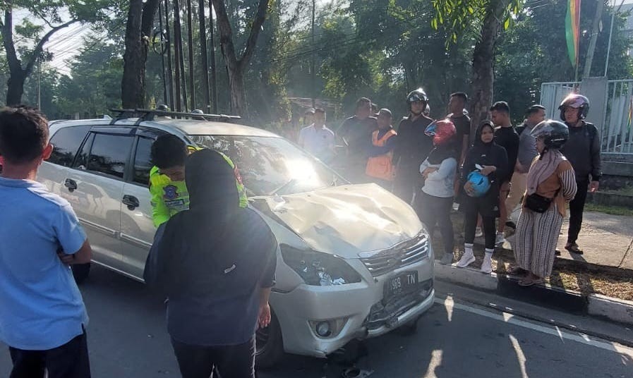 Mobil Innova Seruduk Dua Pejalan Kaki di Pekanbaru, Korban Alami Luka Serius