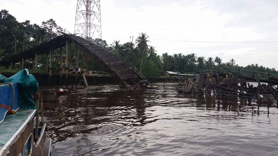 Jembatan di Desa Bente Inhil Ambruk, Seorang Pelajar Jatuh