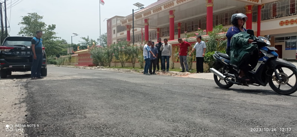 Usai Diperbaiki, Anggota DPRD Robin Eduar Langsung Cek ke Lapangan Bersama PUPR Jalan Karya Indah