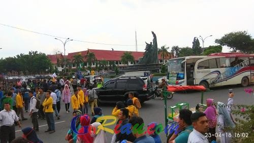 Massa Blokade Jalan Jenderal Soedirman Pekanbaru, Arus Lalu Lintas Simpang Empat Tugu Zapin Macet To