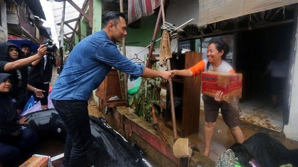 Dengan Perahu Karet, AHY Beri Bantuan Korban Banjir