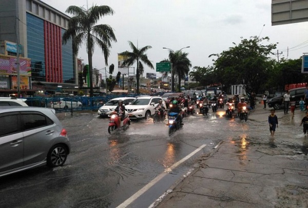 Akibat Banjir, Jalan Sudirman-Imam Munandar Macet