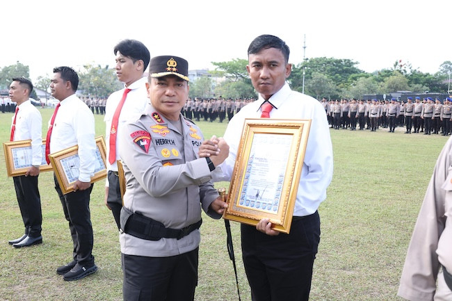 Polda Riau Beri Penghargaan Personel Ungkap Debt Collector Ilegal dan Pengabdian Sosial