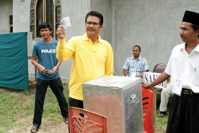 Mantan Bupati Kuansing Sukarmis dan Tiga Anaknya Jadi Anggota DPRD