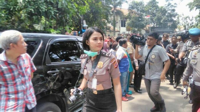 Sosok Polwan Cantik Ditengah Teror Bom Jadi Viral di Medsos
