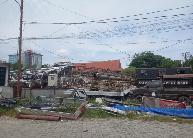 Tak Lagi Mengganggu Pandangan, Besi Reklame Ilegal di MPP Pekanbaru Dipindah