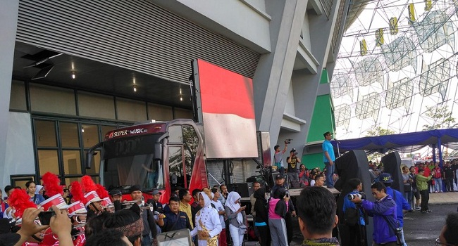 Ridwan Kamil dan Ribuan Warga Bersihkan Stadion GBLA