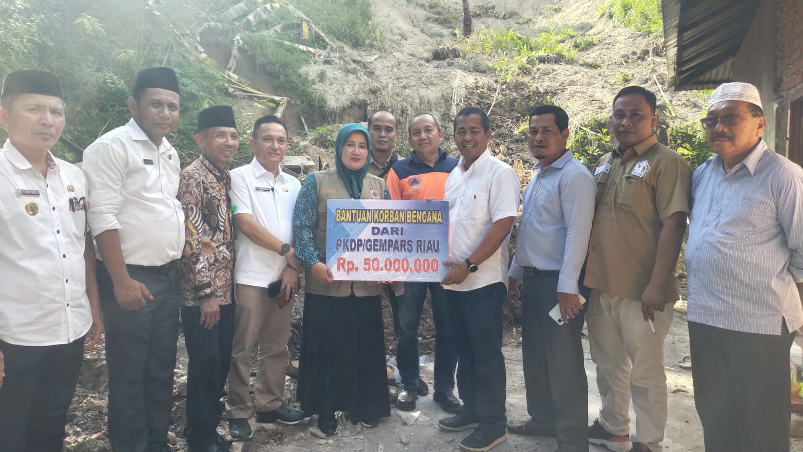 PKDP dan Gempar Riau Salurkan Bantuan Korban Banjir dan Longsor Pariaman