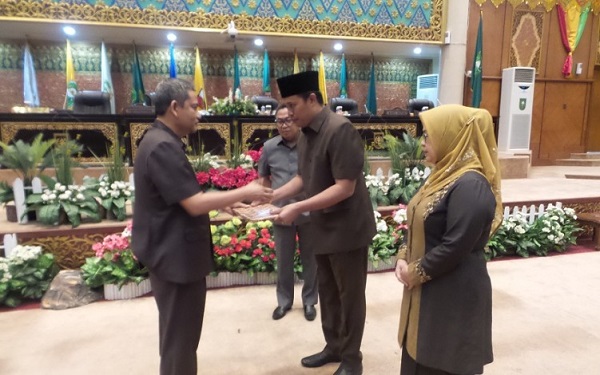 Rapat Paripurna DPRD Riau Pemprov Riau Sampaikan Usulan Revisi Penurunan Pajak Pertalite