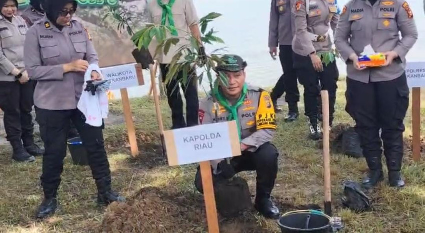 Riau Tanam 24 Ribu Pohon: Kapolda Herry Heryawan Tegaskan Komitmen Pulihkan Lingkungan