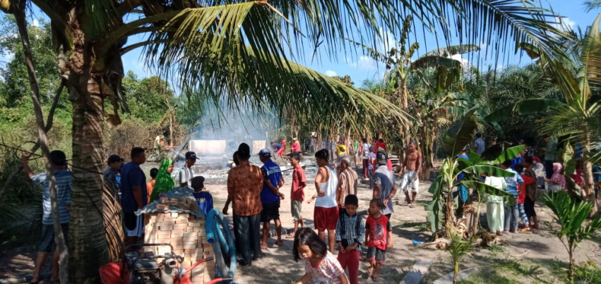 Rumah Syopian jadi Arang Saat Ditinggal Ke Ladang