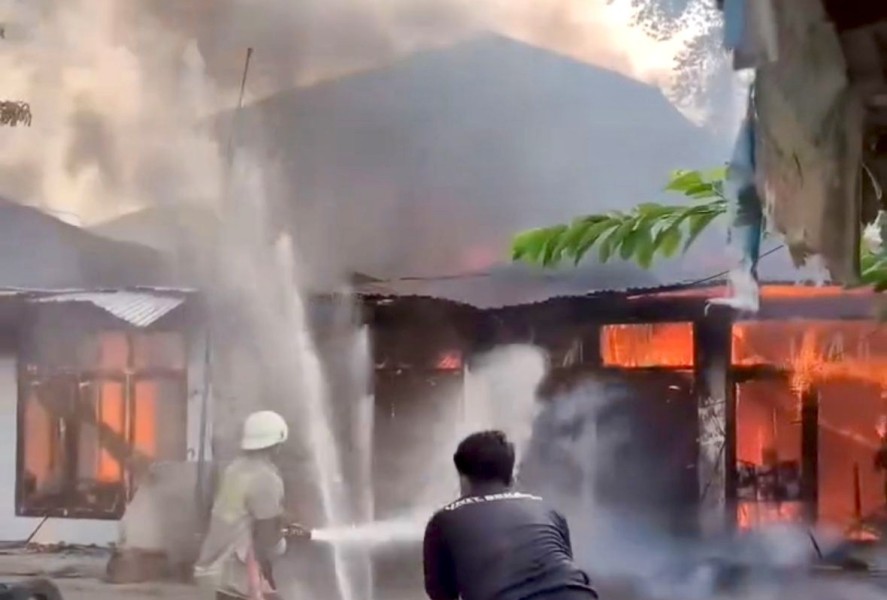 Api Lahap Permukiman Padat di Jalan Cendrawasih Pekanbaru, Kerugian Capai Rp500 Juta