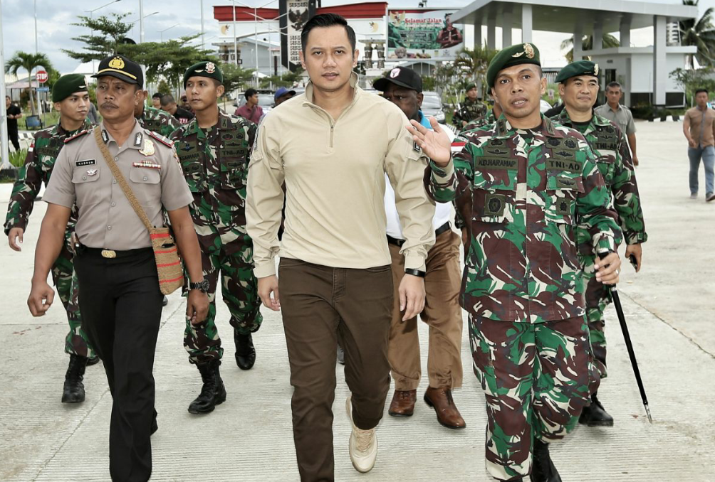 AHY Beri Penguat Sinyal Untuk  Prajurit TNI  di Perbatasan Papua