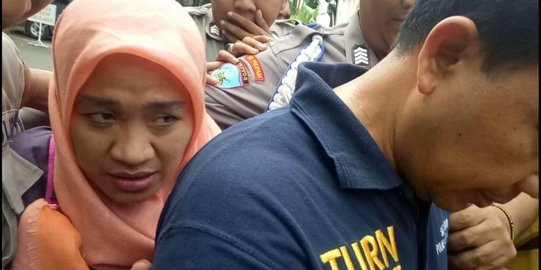 Wanita Pencakar Polisi itu Terus Merunduk