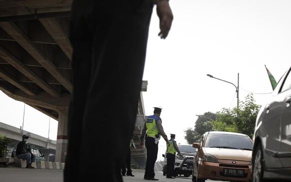 Hari 1 PSBB, Polisi Setop Pengendara Motor Berboncengan