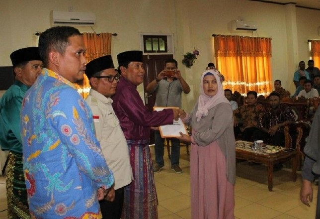 Keluarga Panwascam yang Gugur Saat Pemilu di Riau Terima Santunan