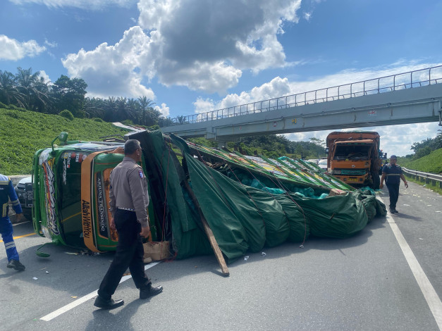 Kecelakaan di Jalan Tol Riau, Truk Fuso Hantam Kendaraan Parkir, Satu Orang Terluka