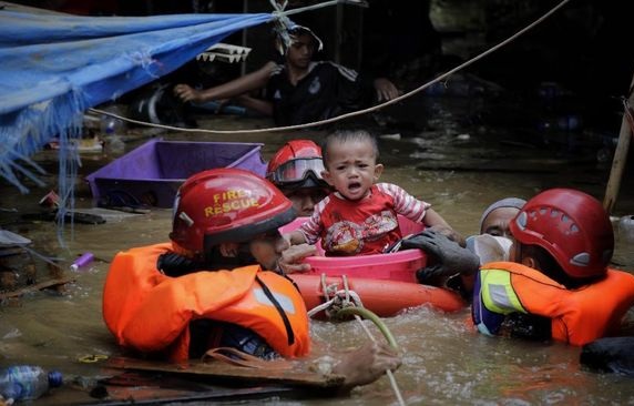 Ibu di Bintaro Selamatkan Bayinya dari Banjir ke Dalam Kulkas
