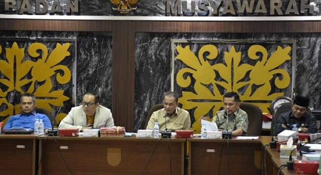 Wakil Ketua DPRD Tengku Azwendi Fajri Pimpin Raker Bapemperda DPRD Pekanbaru bersama TAPD