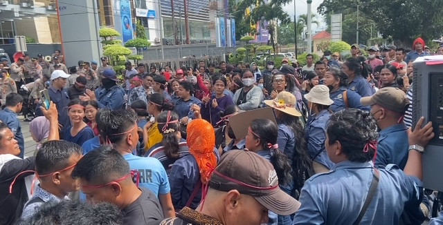 Ribuan Buruh Geruduk Kantor BRI Pekanbaru, Jalan Sudirman Macet Total