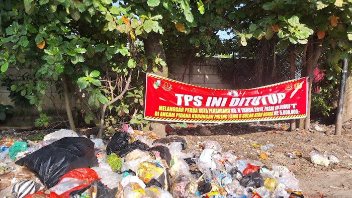 Spanduk Larangan Tak Dihiraukan, Warga Pekanbaru Masih Buang Sampah di TPS Tutup