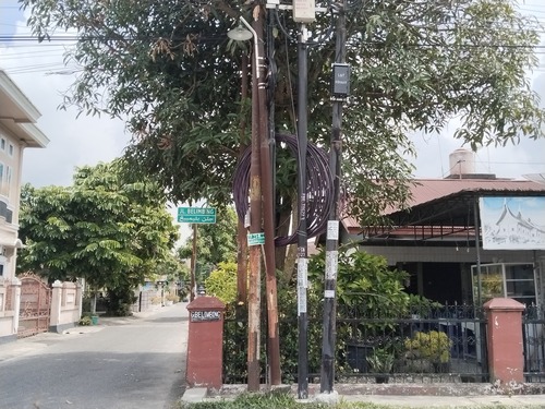 Kabel Optik Gantung Tak Beraturan, Warga Pekanbaru Keluhkan Bahaya Listrik dan Anak-anak