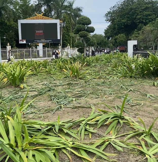 Taman Rusak dan Sampah Berserakan Usai Aksi Unjuk Rasa di Kantor Gubernur Riau