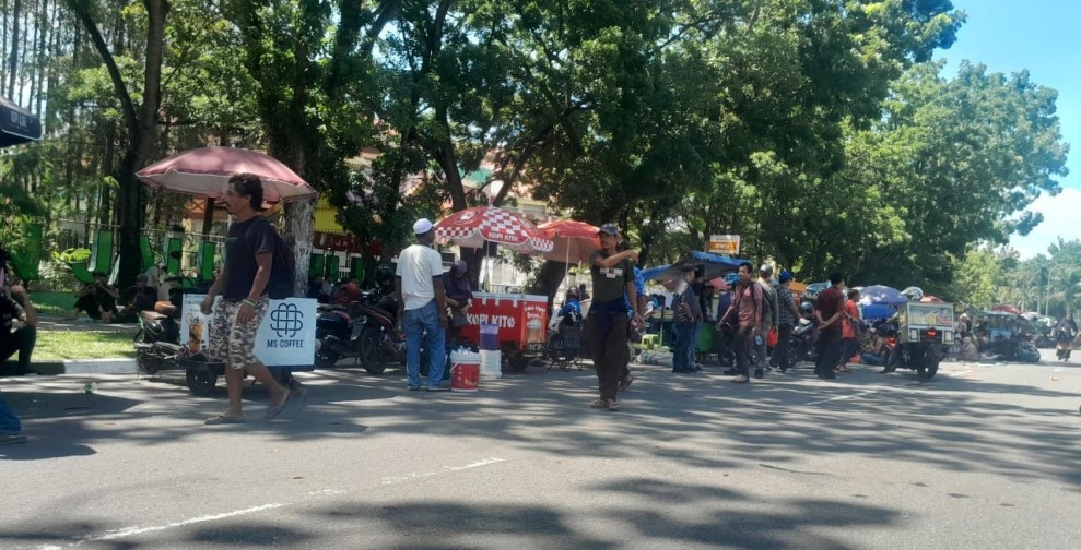 Aksi Unjuk Rasa Warga Pelalawan di DPRD Riau, PKL Ikut Raup Berkah dari Keramaian