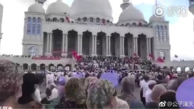 Masjid besar di Cina hendak dirubuhkan, jemaah menghadang aparat