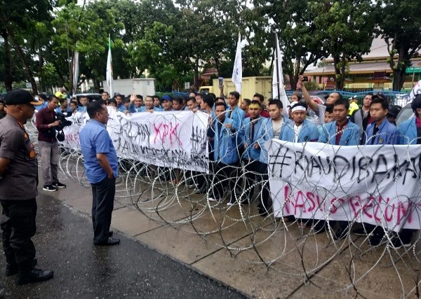 Demo Mahasiswa di DPRD Riau, Desak Jokowi Terbitkan Perppu KPK Hingga Soal Karhutla