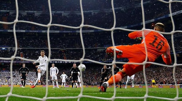 Penalti 'Tendangan Voli' Cristiano Ronaldo Ramai Dibicarakan