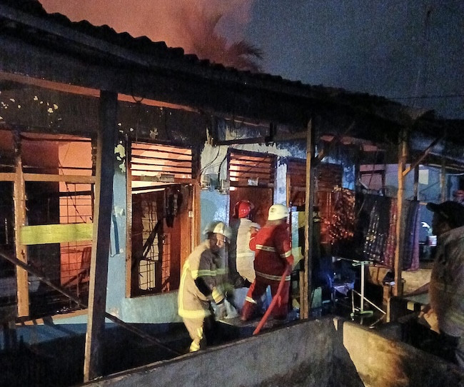 Rumah Petak di Jalan Perkasa Pekanbaru Terbakar Sabtu Malam, Damkar Gerak Cepat Padamkan Api