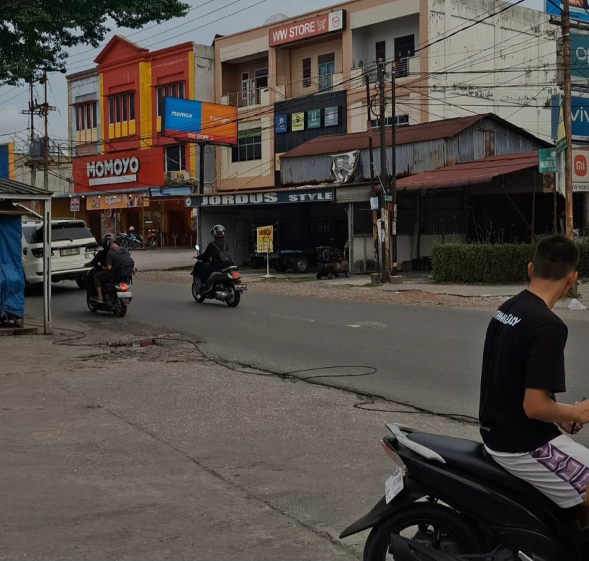Kabel Fiber Optik Menjuntai di Depan SPBU Hangtuah Pekanbaru, Warga Khawatir Bahaya Kecelakaan
