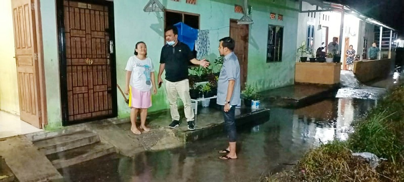 Diguyur Hujan, Pimpinan dan Anggota DPRD Pekanbaru Tinjau Belasan Rumah Terendam Banjir