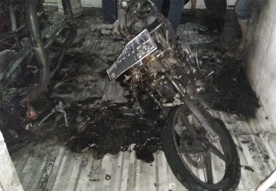 Gara-gara Sakit Hati Diputusin Pacar, Satu Unit Mobil dan 2 Sepeda Motor Terbakar