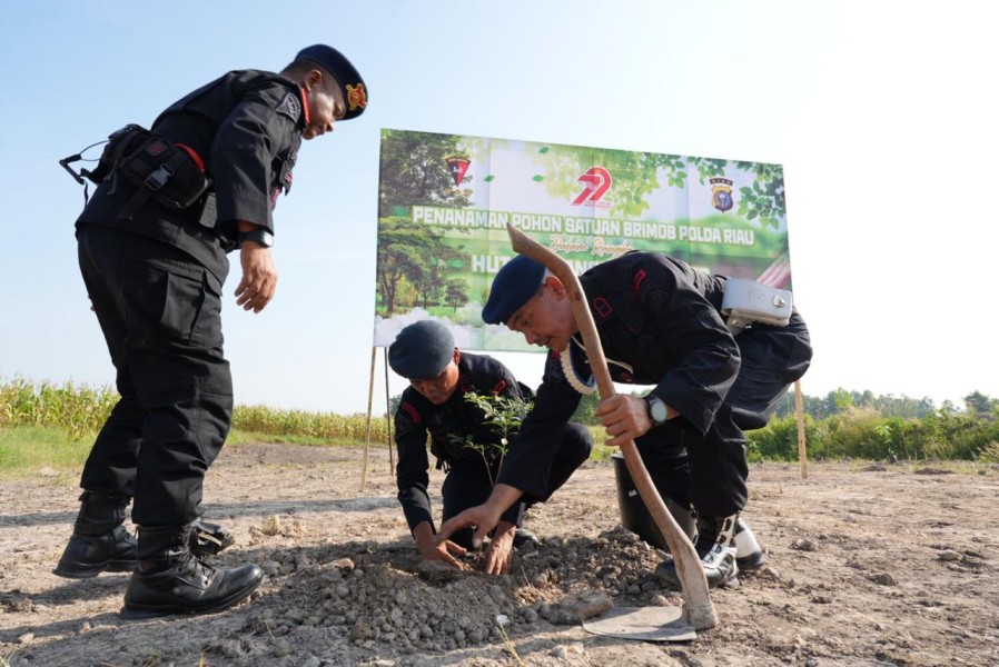 Brimob Polda Riau Gelar Penghijauan di Kampar, Dukung Program Green Policing