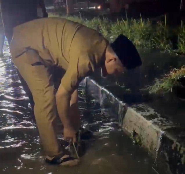 Wali Kota Pekanbaru Agung Nugroho Tinjau Lokasi Banjir di Jalan Arifin Ahmad