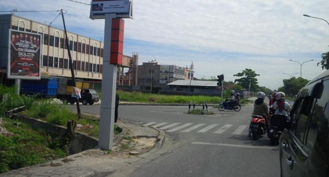 Reklame Tak Berizin, Tapi Tak Kunjung Dibongkar