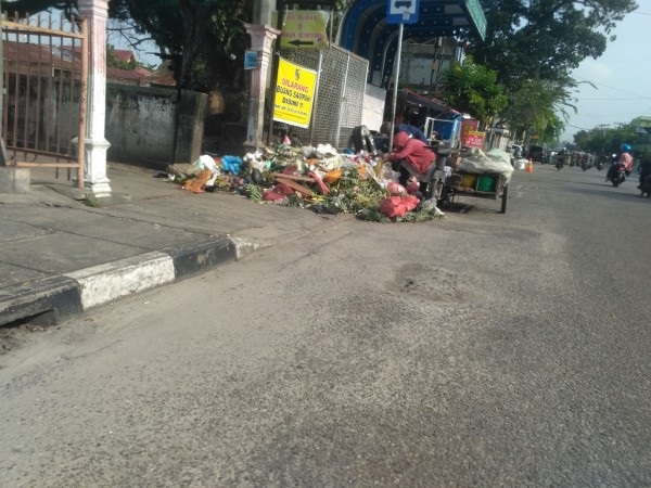 Waduh, Hingga Jam 9 Pagi Sampah Masih Menumpuk di Jalan Ahmad Yani