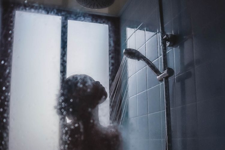 Sakit Hati Putus, Pemuda Sebarkan Video Intim Mantan Pacar Sedang Mandi di Facebook!