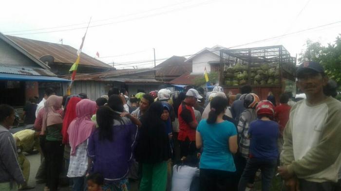 Warga Tembilahan Mengantri Membeli Gas LPG Langsung Dari Mobil Pertamina PT. ADI Putra Inhil